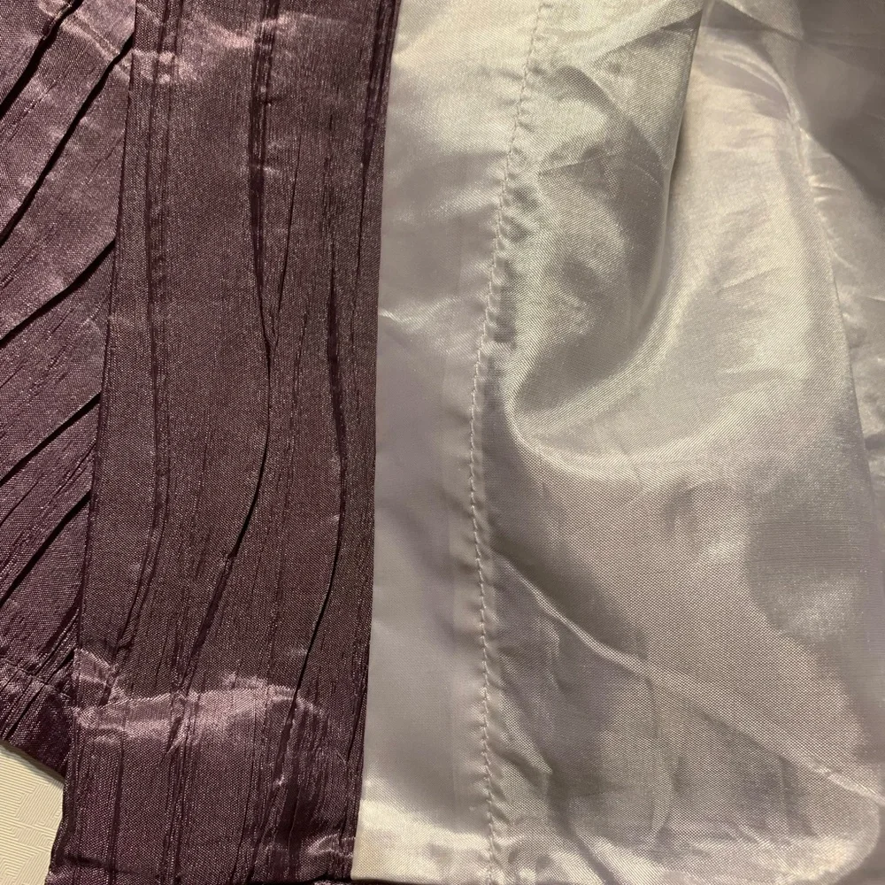 EUC Shower Curtain: Fully Lined, Hidden Rod Pockets, Horizontal Pintucking